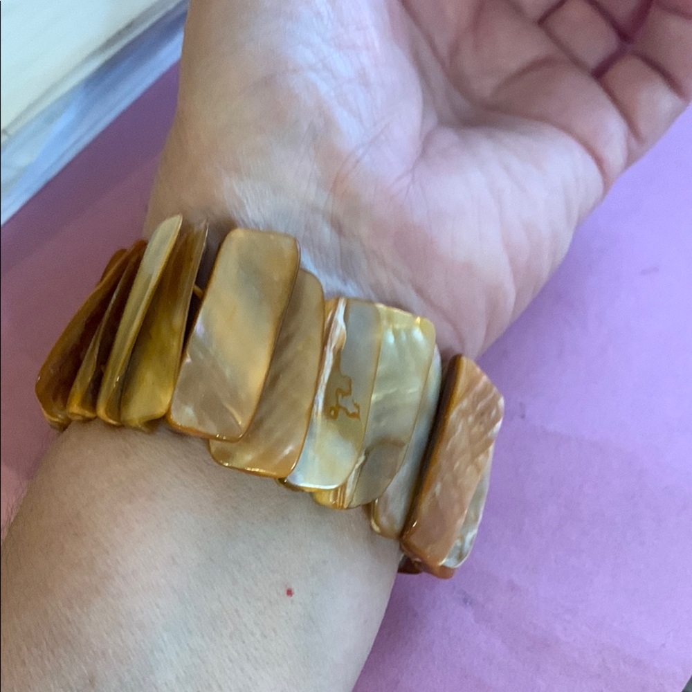 Chunky Shell Bracelet* - Picture 3 of 10